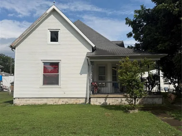 327 N Hickory St, Centralia, IL 62801