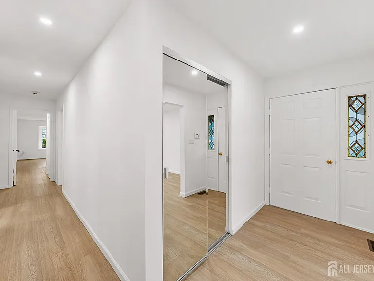 29 Hillsborough Dr — Photo 2