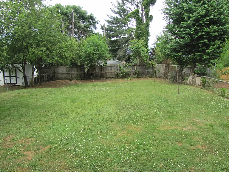1120 Stratford Rd — Photo 3