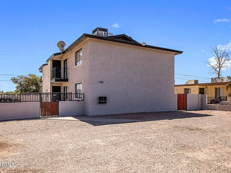 3823 N 23rd Dr — Photo 3