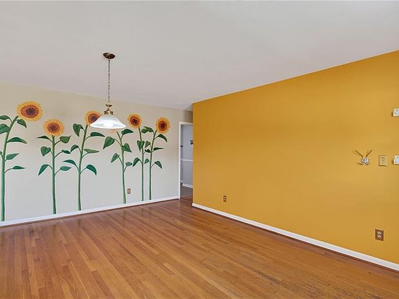 3rd image of 903 Thames Dr