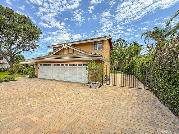 3rd image of 984 Oakmont Ct