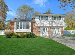 18 Shelbourne Ln, Commack, NY 11725