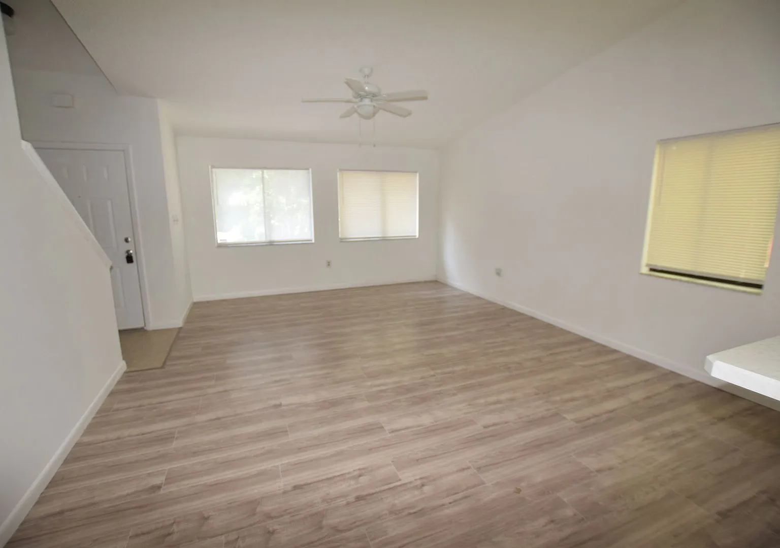 2 Bedroom, 2 Bath Townhouse For Rent at 910 Sumter Street Leesburg, Fl. 34748 — Photo 4