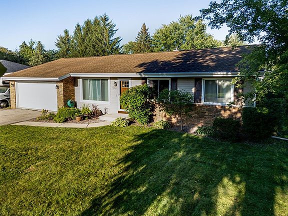 3rd image of 812 Victoria Pl