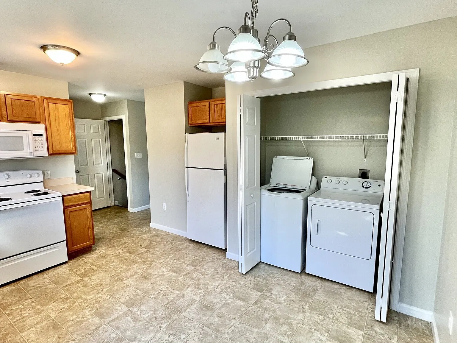 Washer/dryer included! Affordable 2-Bed townhome Convenient to I-83! Perfect for Harrisburg commu... — Photo 2