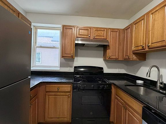 3rd image of 3 Parnell Pl APT 2
