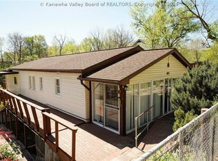 11226 Coal River Rd, Saint Albans, WV 25177