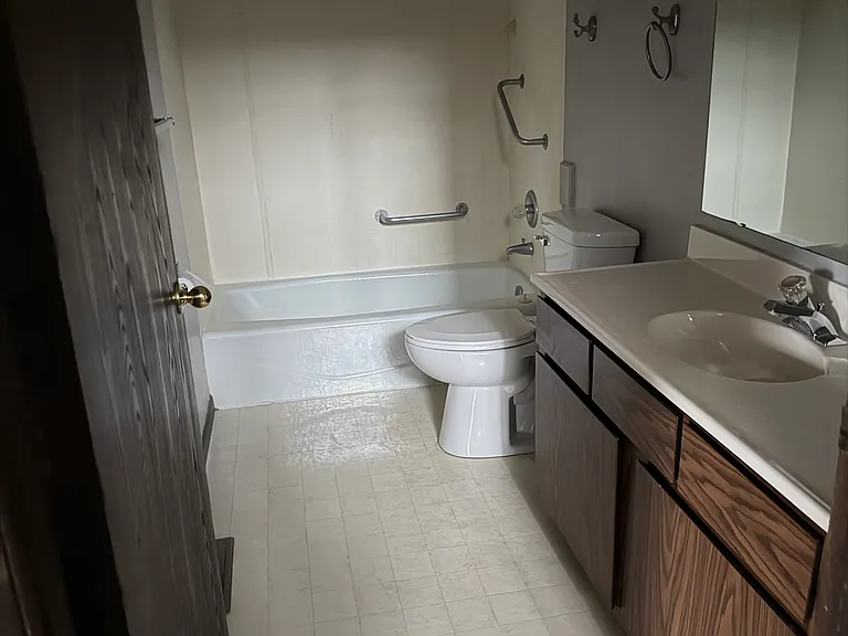 227 E Indianwood Dr — Photo 7