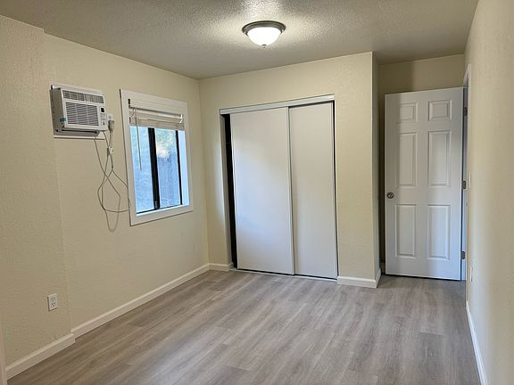 4th image of 405 Whyte Ave #2