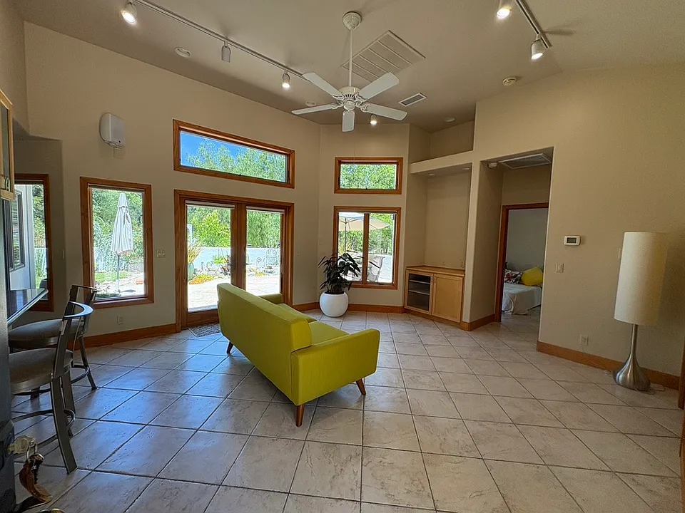 340A Longhorn Ln