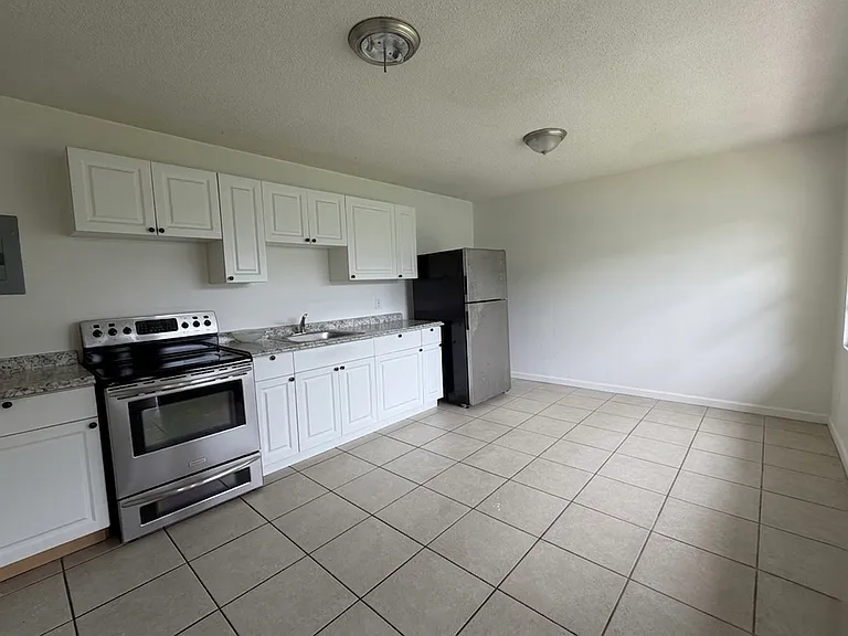 580 NE 34th St #4 — Photo 3