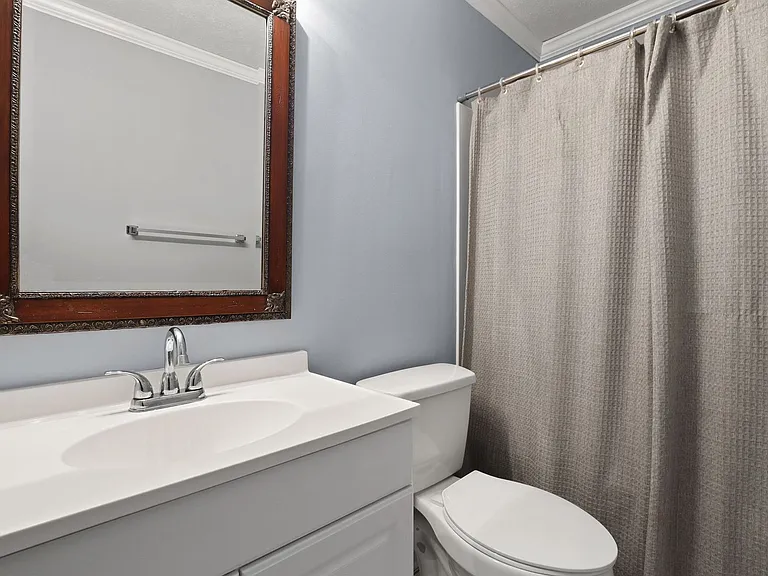 226 Larchmont Dr — Photo 31