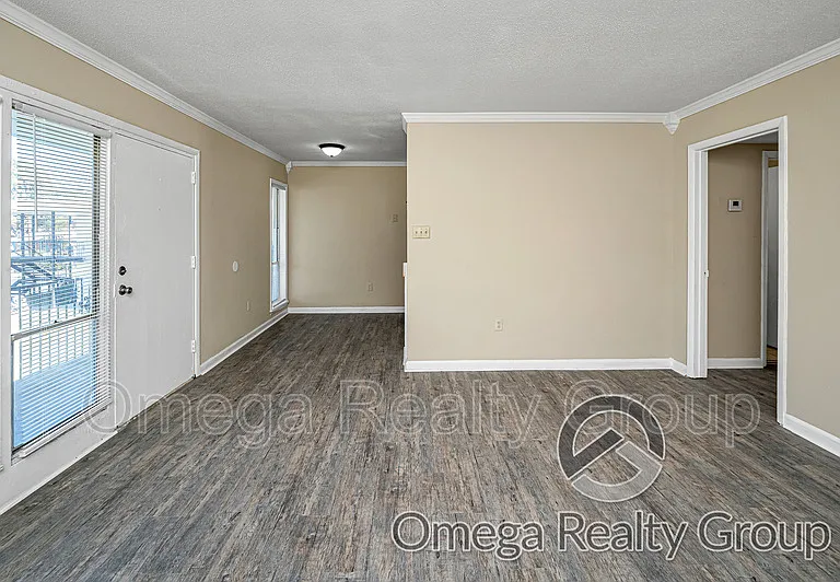 South Court Apartments — Photo 11