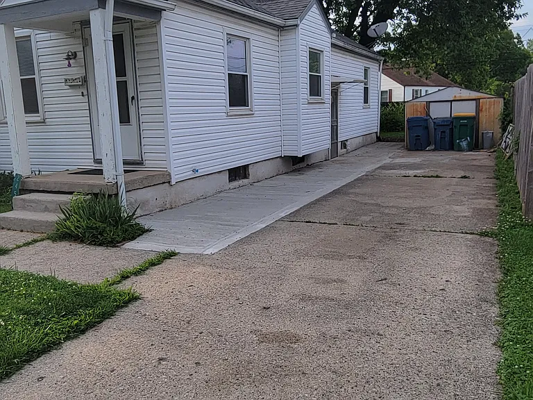 2455 Winwood Ave — Photo 2