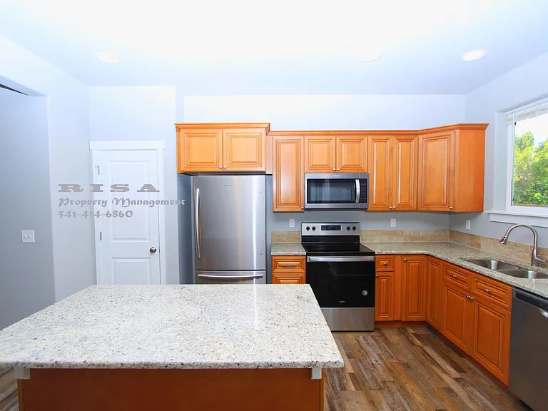 4185 Lancaster Dr NE — Photo 8