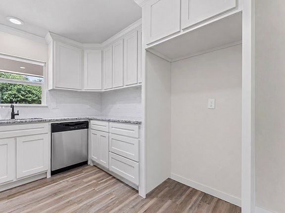 4th image of 4128 Hillcrest Dr