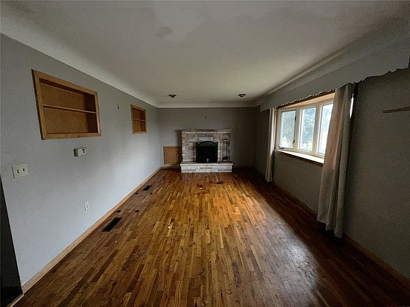 5th image of 300 1st St W