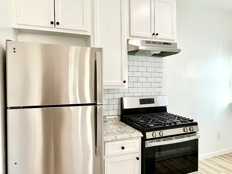 1129 N Madison Ave — Photo 8