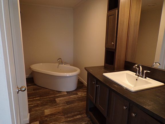 4th image of 2 Willow Dr #381