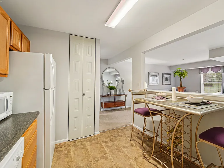 2 Bedrooms, 2 Full Bathrooms, 1147 Square Feet - Eat-in Kitchen, Pantry Closet, Pass-thru Breakfast Nook