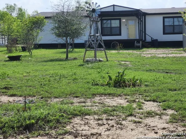 694 Las Palomas, Lytle, TX 78052
