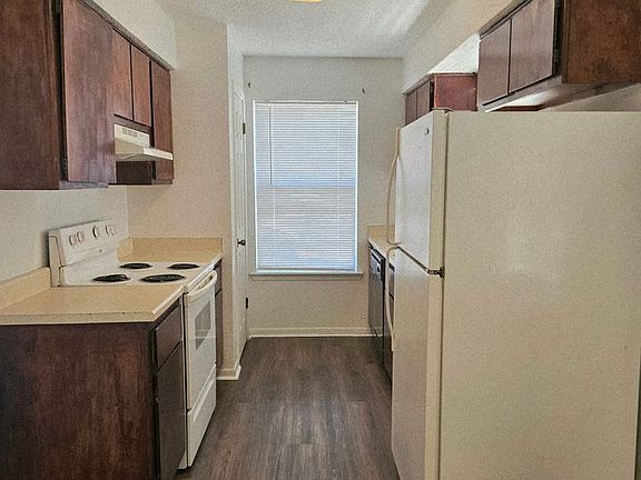 5th image of 2001 Cedarhill Dr APT 1
