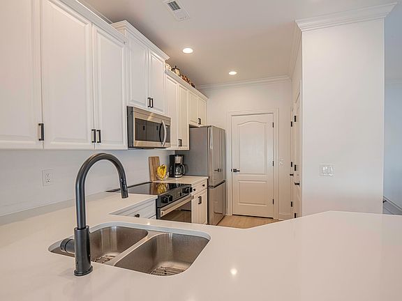 5th image of 905 Renaissance Ct