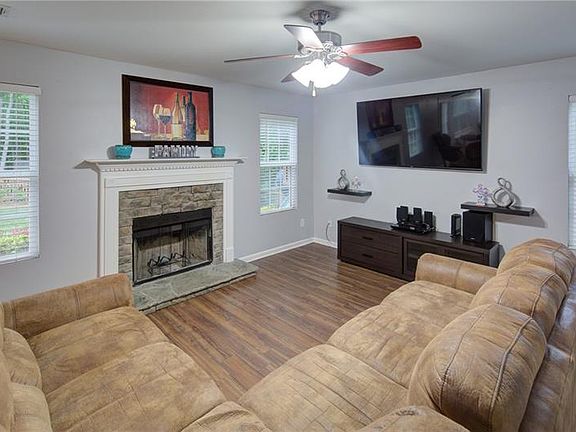 4th image of 23 Pine Tree Dr