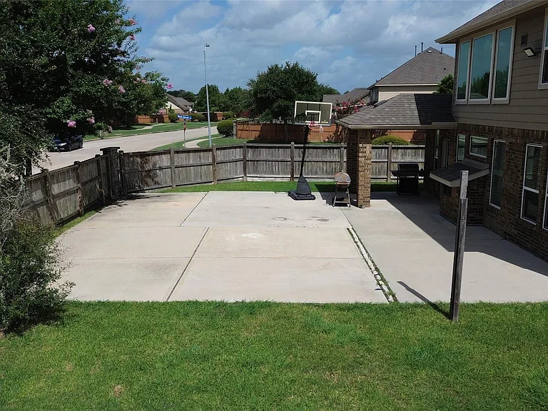 8002 Mesquite Hill Ln — Photo 30