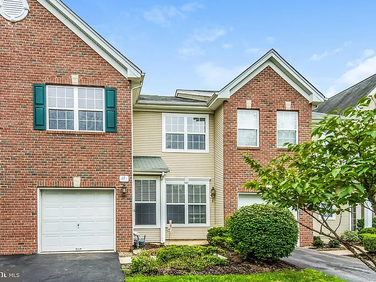 17 Lancaster Ct — Photo 1