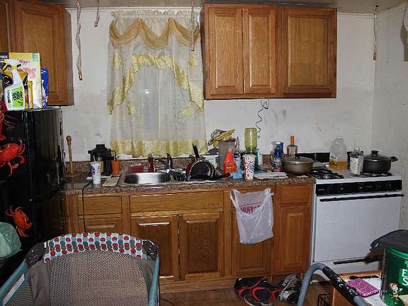 4th image of 938 E 213th St