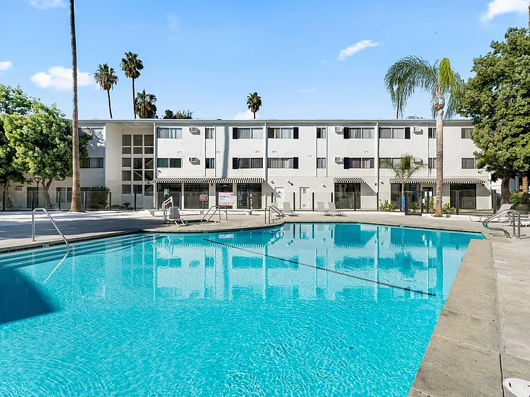 Summerview Beach Resort Luxury Apartments — Photo 7