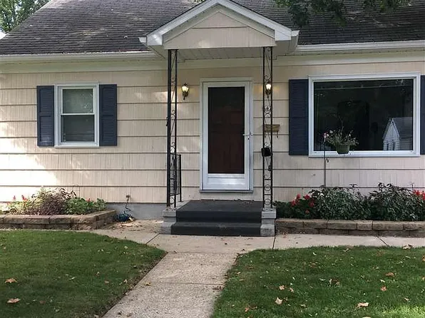 542 W 5th St, Oconomowoc, WI 53066