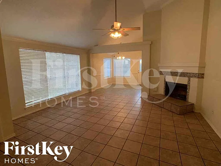 18614 Seaton Dr — Photo 2