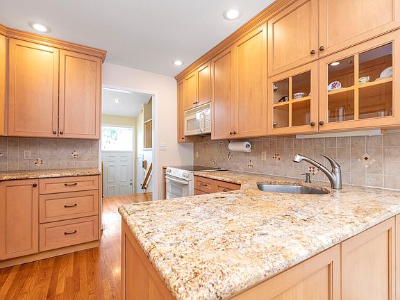 4th image of 34 Forsythia Ln