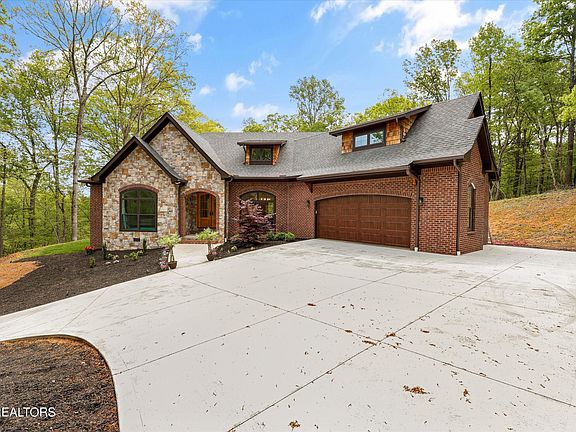3rd image of 109 Lake Harbor Dr