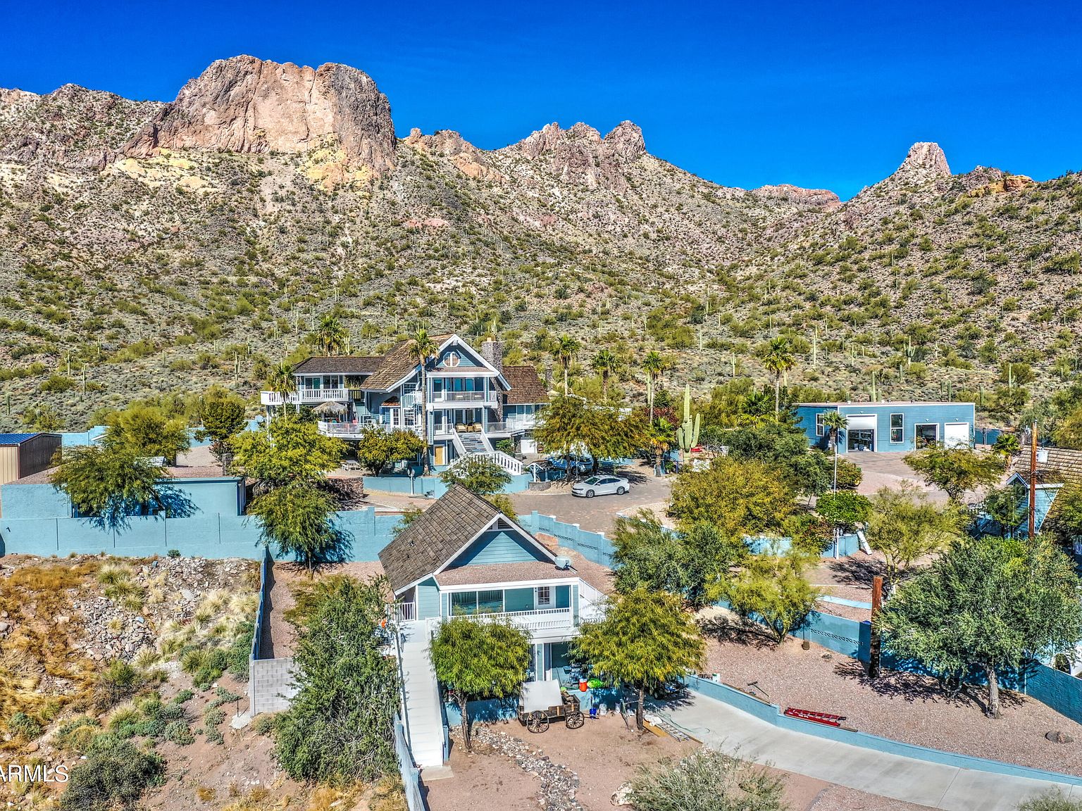 洋書 Mountain Houses Mummy Mountain estate with giant granite rock inside listed