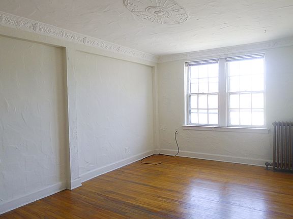3rd image of 1725 Van Dyke St #32