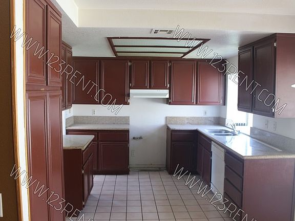 5th image of 601 Esther Dr