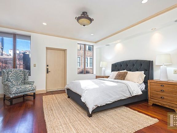 4th image of 117 E 18th St APT 4