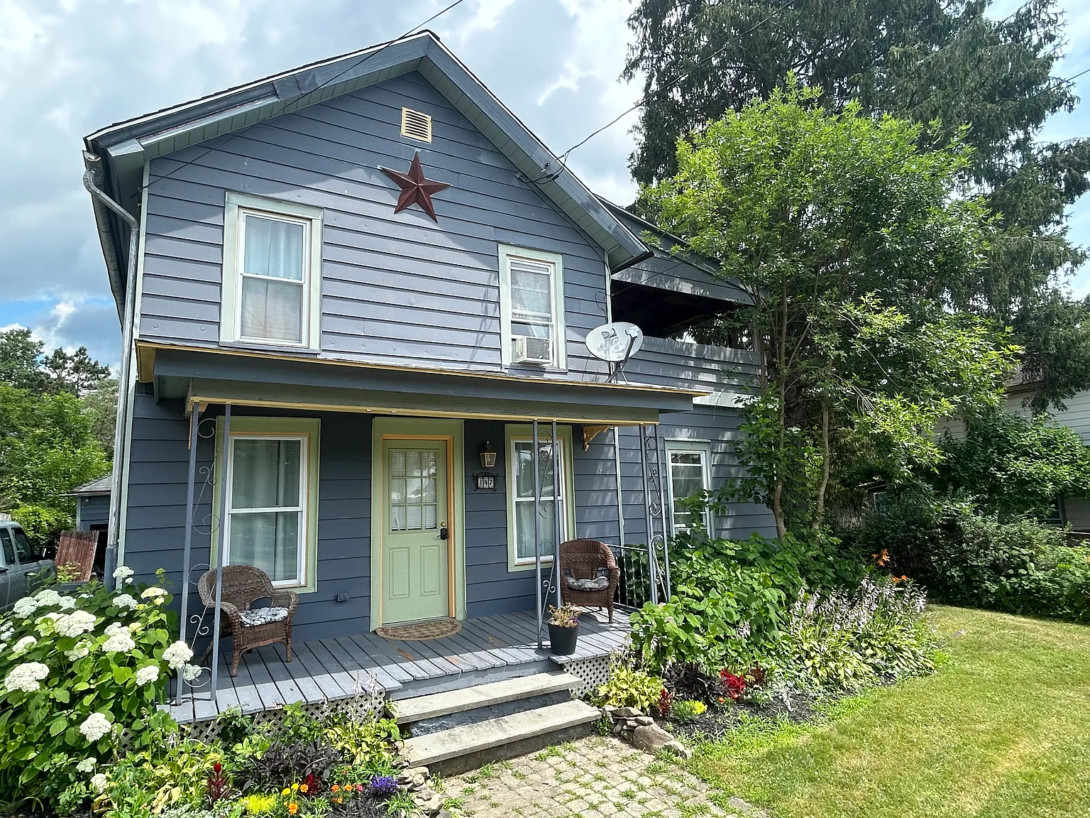 3 bed, 1300 sqft, $1,600 — Photo 1