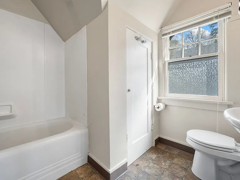 935 NE Maple St — Photo 12