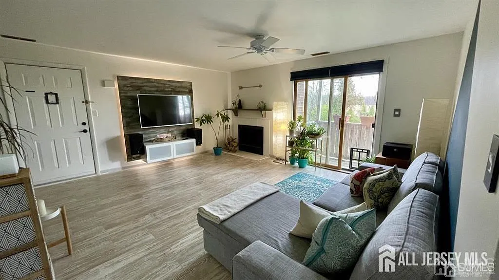 1 bed, 1.0 bath, 775 sqft, $1,900 — Photo 2
