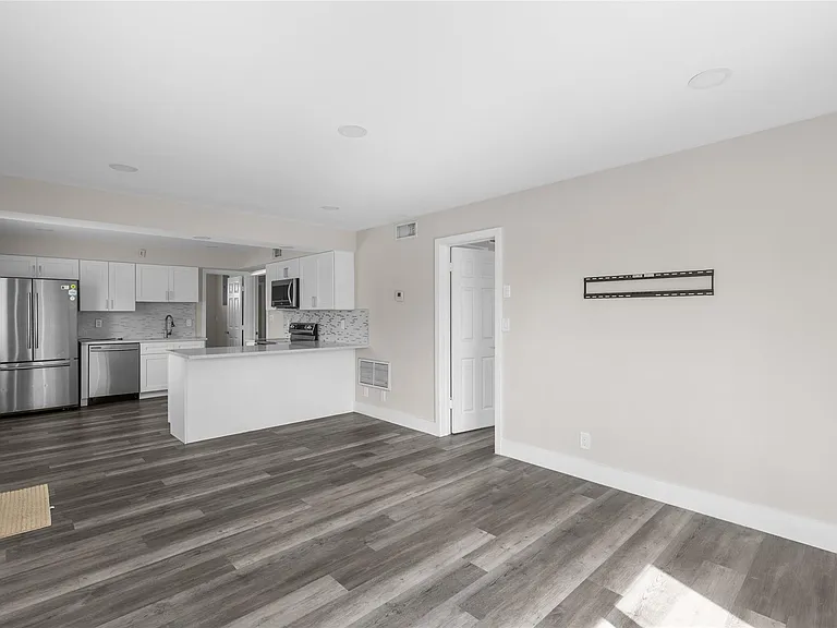 2182 NE 5th Cir — Photo 10