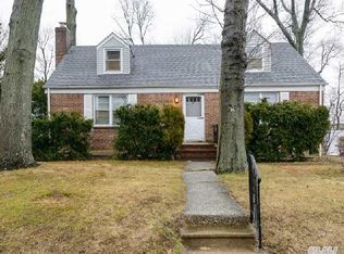 24 Phillips Rd, Glen Cove, NY 11542