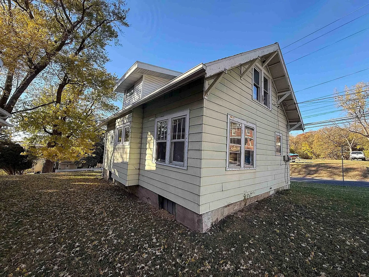 Charming 3-Bedroom Home with Enclosed Porch and Basement! — Photo 4