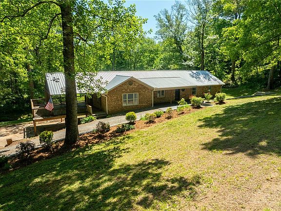 3rd image of 142 Pioneer Road