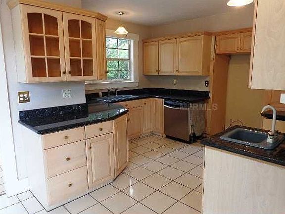 3rd image of 230 Barrington Ave