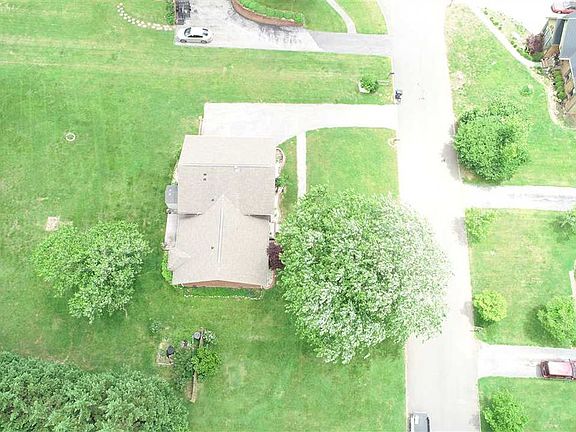 4th image of 822 Foxglove Ln